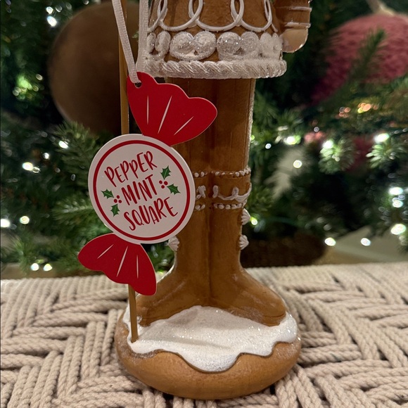 Peppermint square Gingerbread man nutcracker - Picture 4 of 8